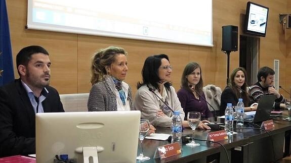Eneko Sisé, María Teresa Gutiérrez, Teresa Mata y representantes del proyecto, durante su presentación. 