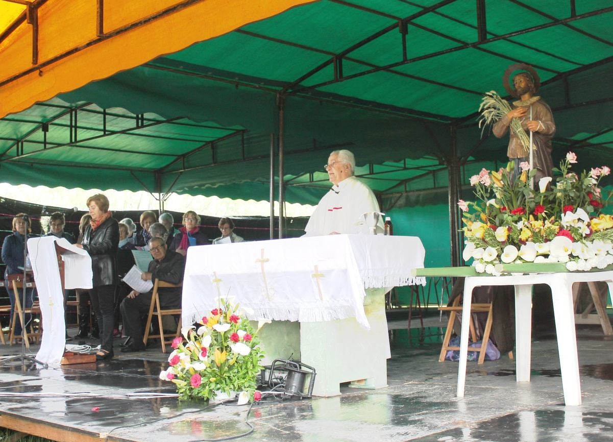 La lluvia no impidió la celebración de la tradicional misa.