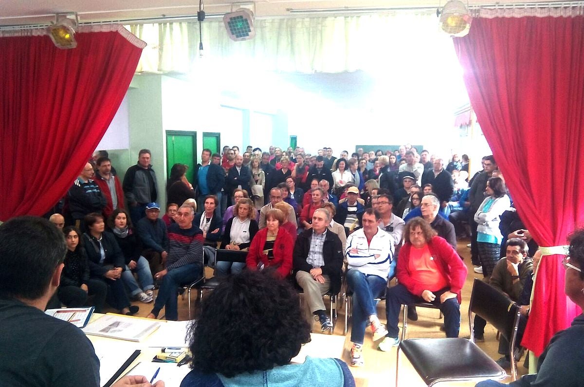 Vecinos de Ciñera durante la asamblea de este lunes.