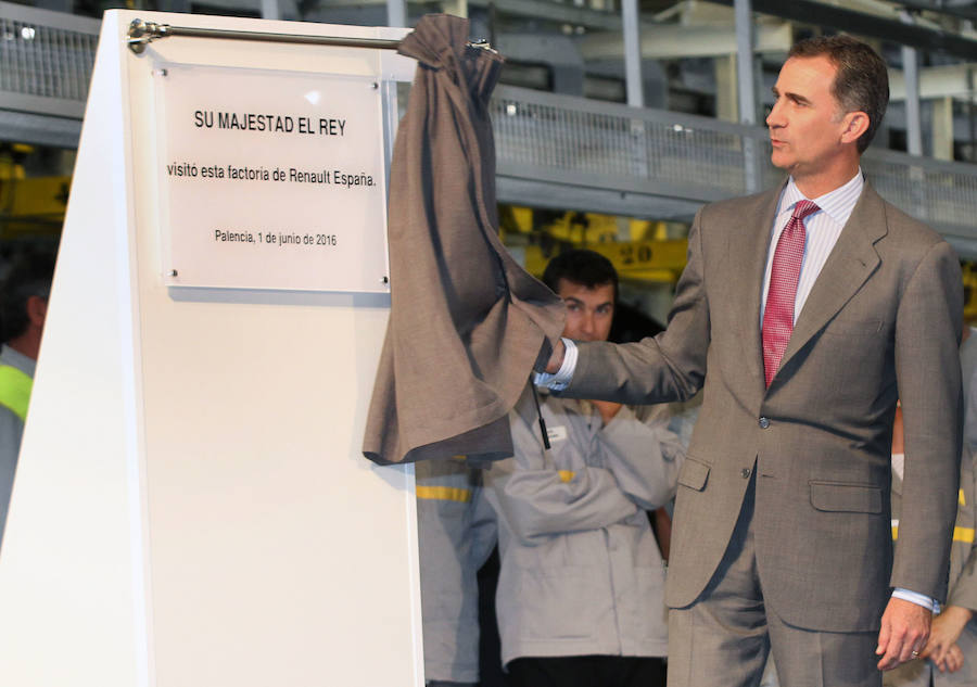 El rey Felipe VI, descubre una placa de su visita a las instalaciones de la fábrica que Renault tiene en la localidad palentina de Villamuriel 