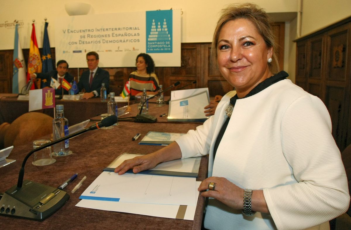 La vicepresidenta y consejera de Empleo de la Junta de Castilla y León, Rosa Valdeón, durante el V Encuentro Interterritorial de Regiones Españolas con Desafíos Demográficos que se celebra en Santiago de Compostela