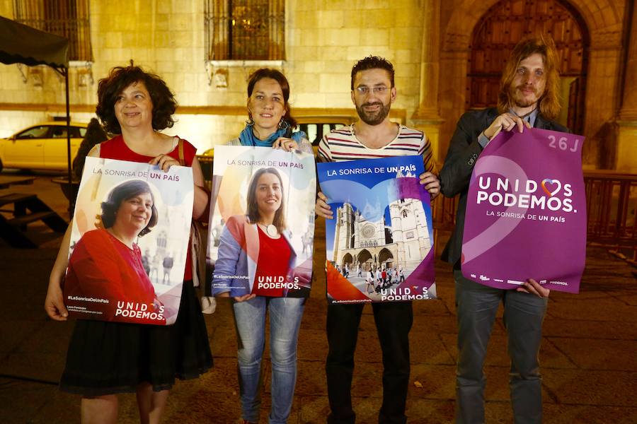 El secretario general de Podemos en Castilla y León, Pablo Fernández y la candidata al Congreso, Ana Marcello, asisten al acto de inicio de campaña en la Plaza de Botines de León