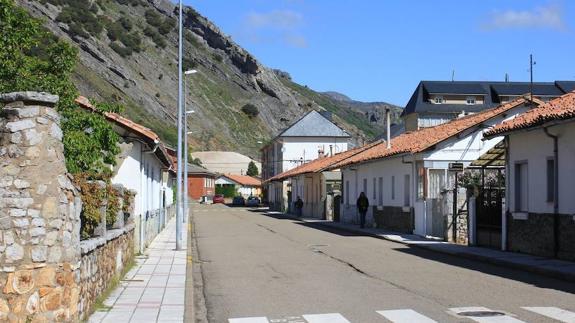 Los vecinos de Ciñera pujarán por sus viviendas e intentarán igualar la oferta de un fondo de inversión