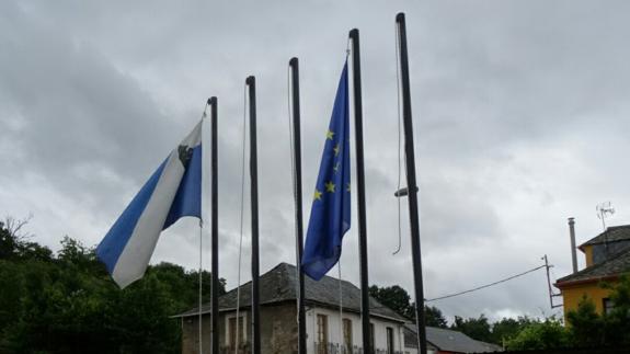 CB denuncia el robo de las banderas de España y del Bierzo del Ayuntamiento de Folgoso. 