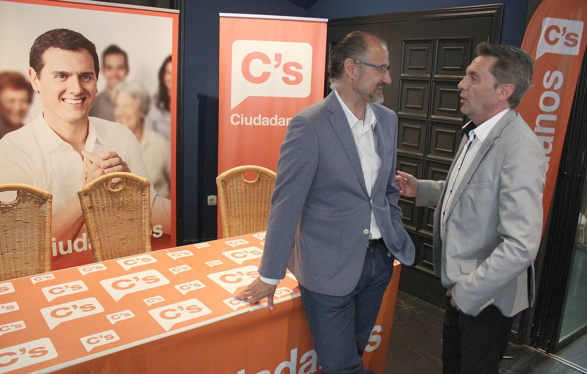 El portavoz de Ciudadanos en las Cortes, Luis Fuentes, junto al candidato Enrique Bueno.