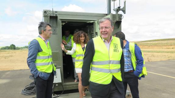 Antonio Silván y Juan Martínez Majo salen de un módulo de control en el Aeródromo de Pajares de los Oteros. 