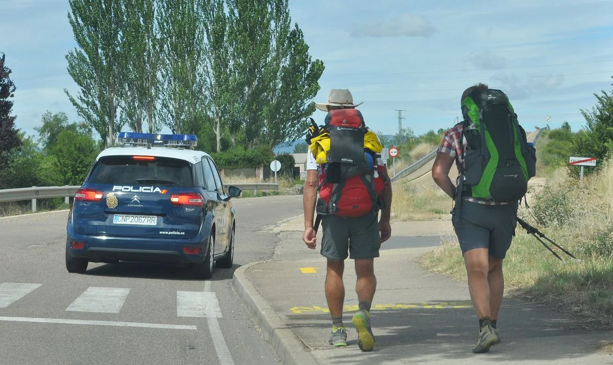 Un vehículo policial vigilando el tramo del Camino en Astorga.