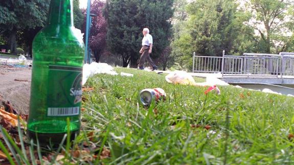 Un total de 65 operarios limpian la 'resaca' del 'macrobotellón' que deja toneladas de basura en el río Bernesga