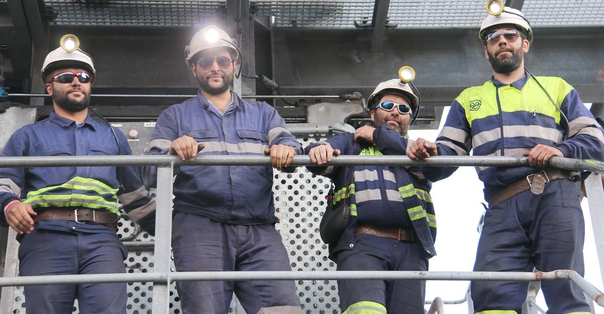 Los cuatro mineros, a su salida del Pozo Aurelio. 