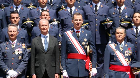 Felipe VI junto a los nuevos sargentos y el ministro de Defensa.