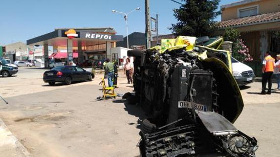 La ambulancia siniestrada, junto a la gasolinera de Medina de Rioseco.