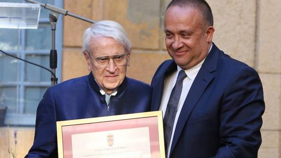 El presidente del Consejo Comarcal del Bierzo, Gerardo Álvarez Courel (D), entrega el título de Hijo Adoptivo del Bierzo al músico Cristóbal Halffter.