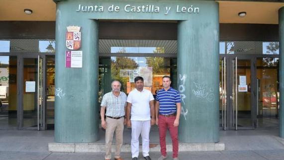 El alcalde de Sobrado con Alí Khawar y el representante de la agencia de transporte que opera en el puerto de Valencia, ante la sede de la Junta.