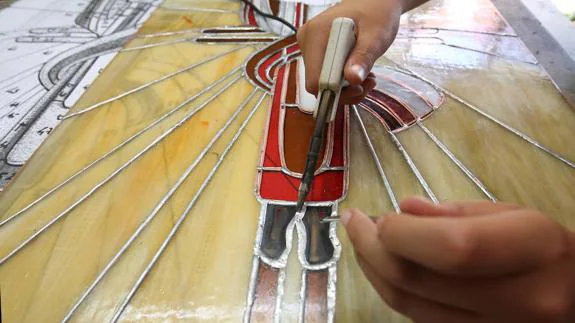 Piezas en construcción del artesano del vidrio, Rogelio Pacios, en su taller de Ponferrada 'El taller del vidrio'