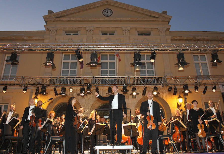 Orquesta sinfónica de Castilla y León en la plaza Mayor de Palencia.