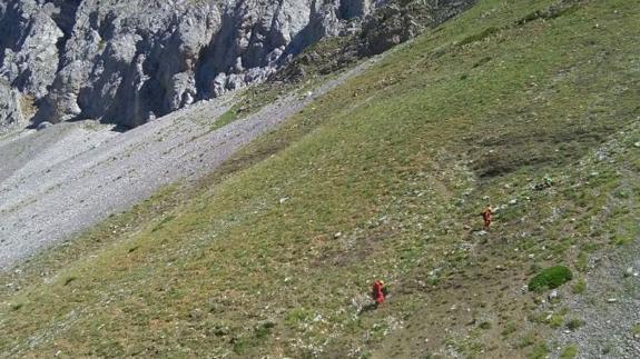 Efectivos de Protección Civil, durante el rescate del montañero. 