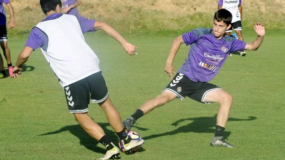 Toni, a la derecha, en un entrenamiento de esta pretemporada con el Valladolid.