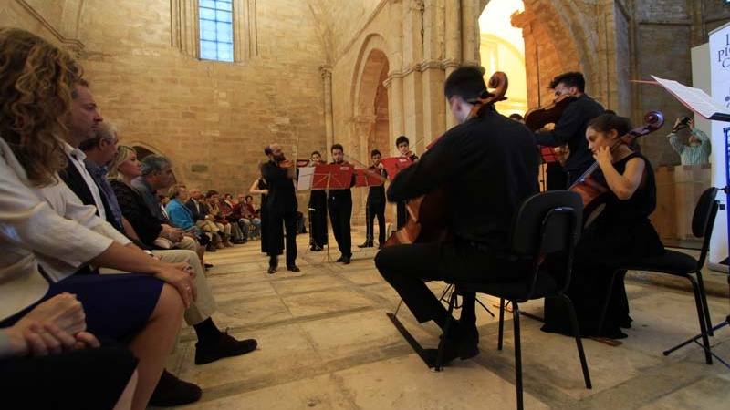 Músicos de Camerata Jol actuando en el Monasterio de Aguilar de Campoo.