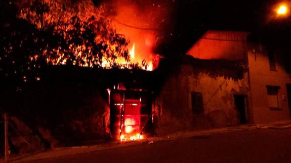 La vivienda, en la que entró el cabo Vicente, siendo pasto de las llamas.