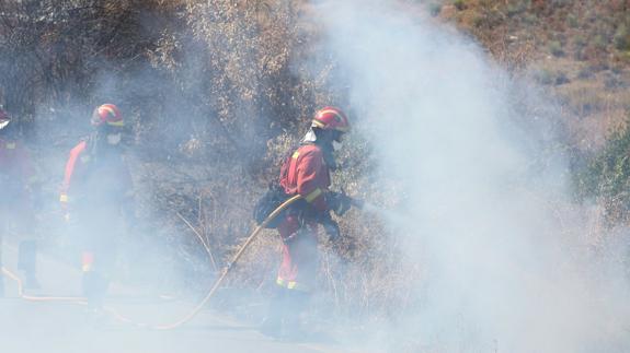 Efectivos de la UME en uno de los incendios.