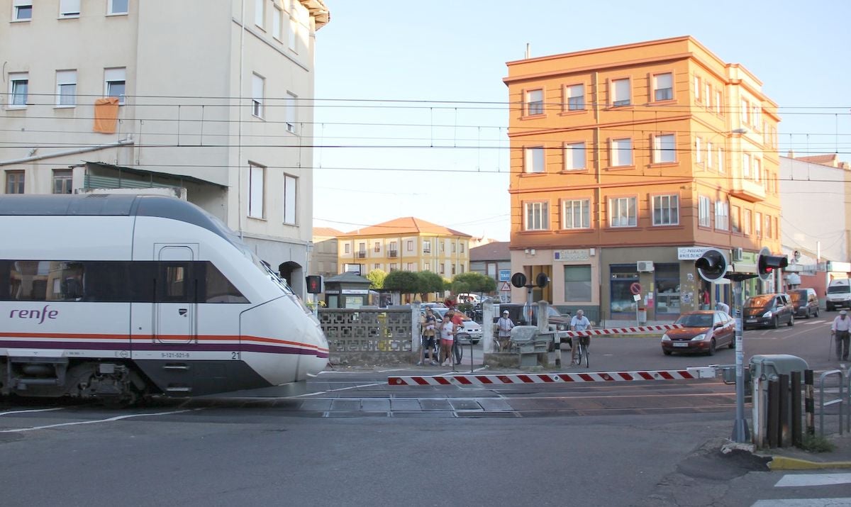 Un tren circula en el paso a nivel de Veguellina.