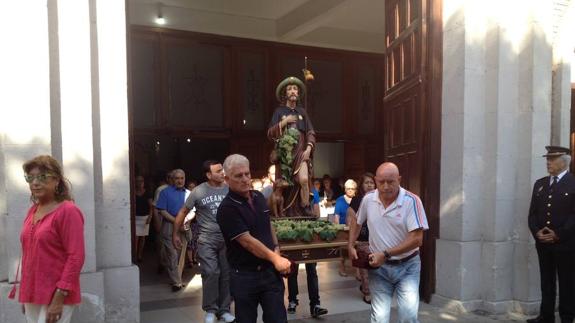 Salida de San Roque en la procesión del Voto de la Villa.