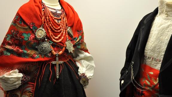 Piezas textiles y joyas del Museo de las Alhajas, en La Bañeza.