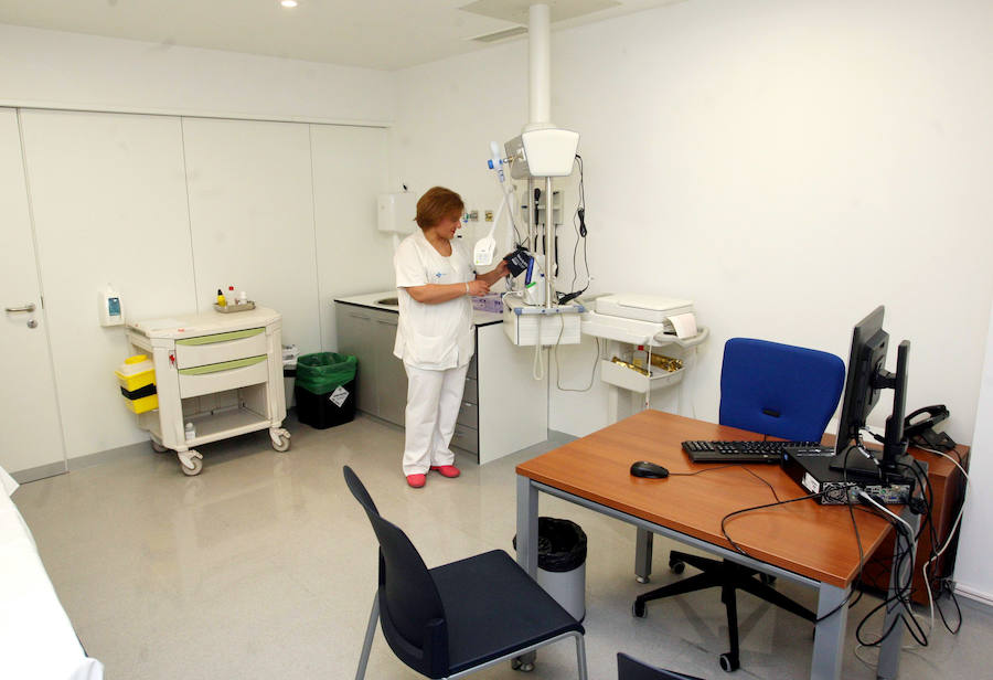 Una enfermera en el interior de uno de los boxes de las instalaciones de las Urgencias del Hospital Clínico.