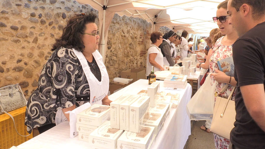 Los diferentes conventos muestran sus productos en la feria.