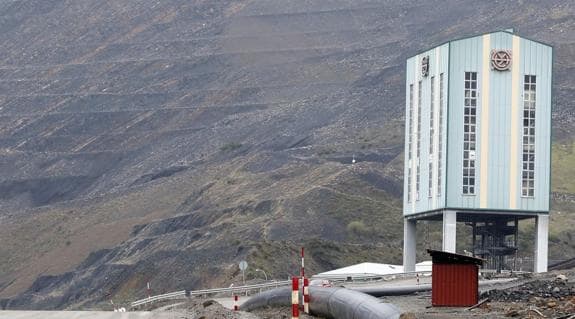 Instalaciones de la Hullera con el cielo abierto al fondo.