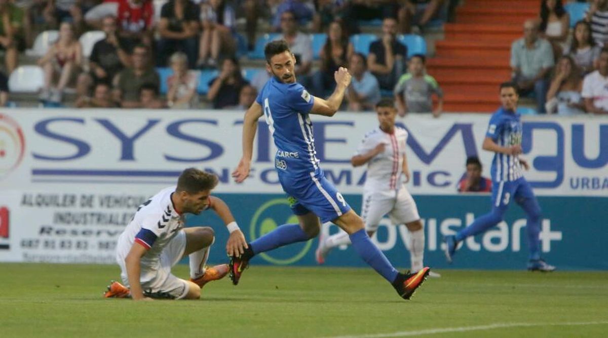 Un lance del derbi sobre el terreno de juego de El Toralín.