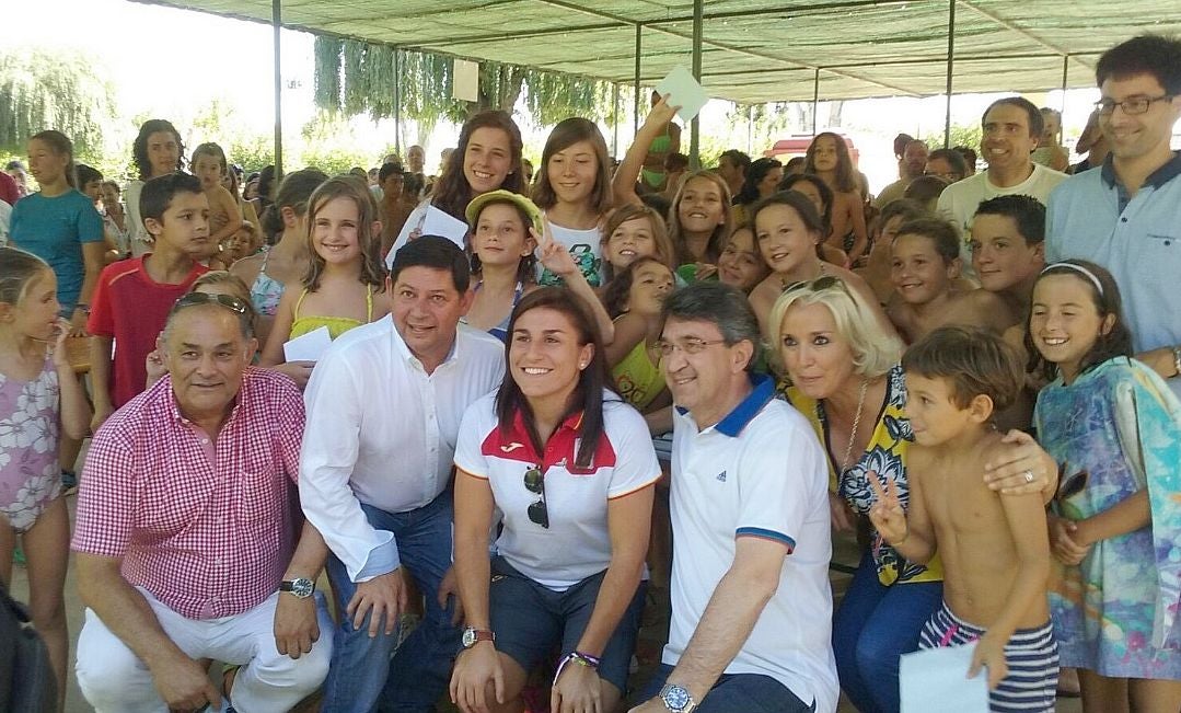 María Casado junto al alcalde coyantino, Juan Martínez Majo.