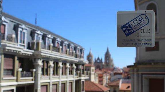 Imagen de la pegatina de León#EsComercio que acredita la presencia del comercio en las redes sociales