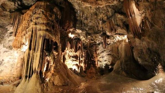 Interior de la Cueva de Valporquero.