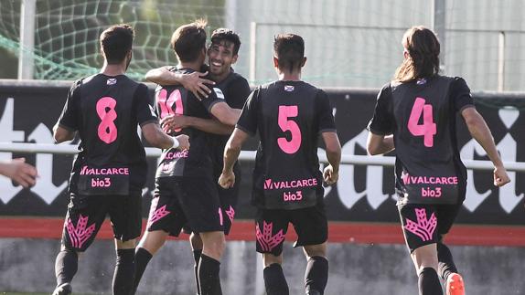 Los jugadores de la Ponferradina celebran el gol del empate.