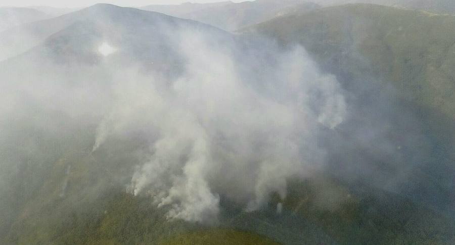Permanece activo el fuego declarado el lunes por la noche en Benuza y que ha calcinado más de 30 hectáreas