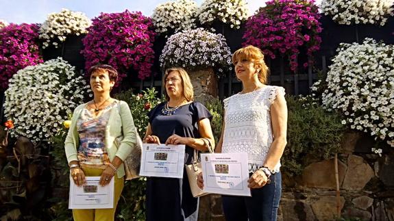La concejala de Cultura entregó los premios a la ganadora y a la tercera clasificada ante el trabajo floral vencedor del concurso.