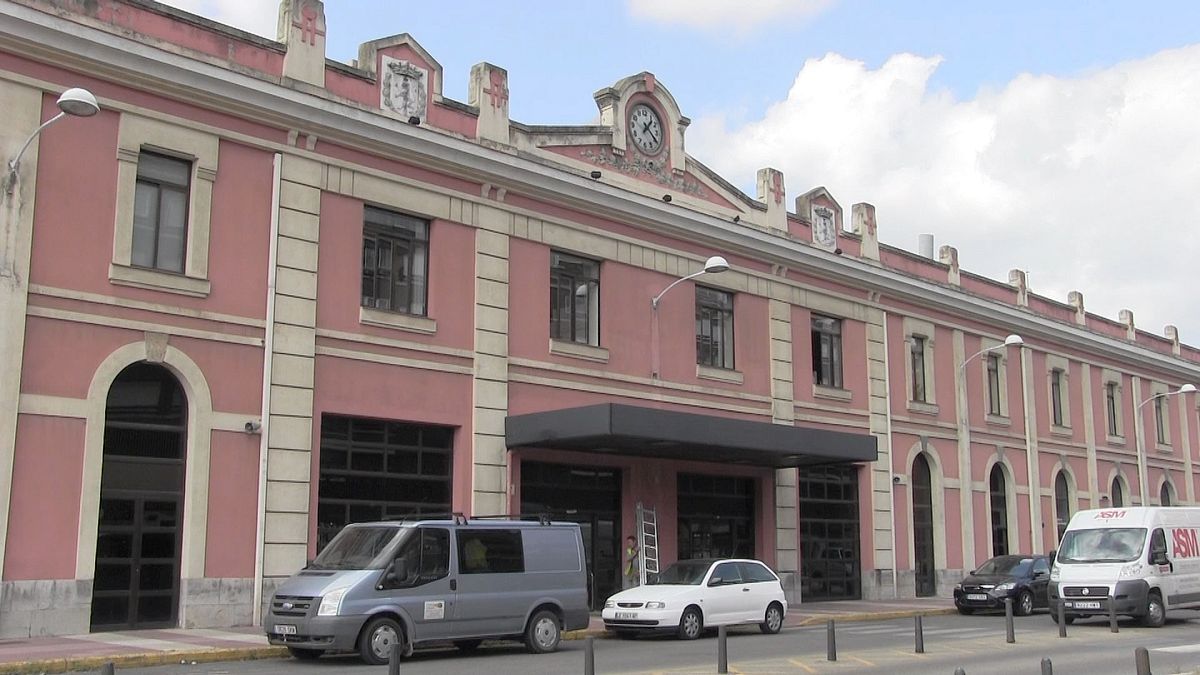 Fachada de la vieja estación de tren en León.