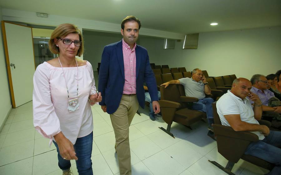 El viceportavoz del Grupo Socialista en las Cortes de Castilla y León, Tino Rodríguez, junto a la alcaldesa de Fabero, Mari Paz Martínez.