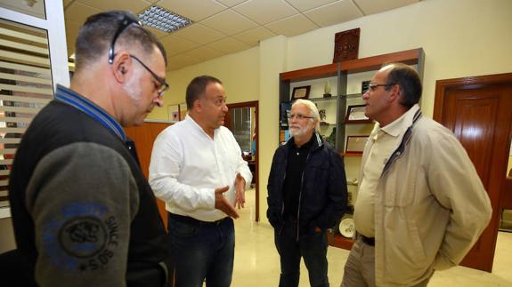 El presidente del Consejo Comarcal del Bierzo, Gerardo Álvarez Courel, conversa con varios de los integrantes de la 'Mesa de la Energía'. 