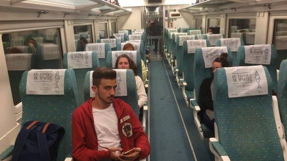 En la imagen, algunos de los pasajeros afectados por el incidente del Alvia entre Santander y Madrid.