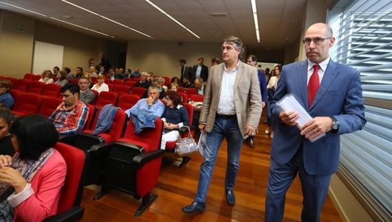 El viceconsejero en funciones de Economía y Competitividad, Carlos Martín Tobalina (D), durante la reunión con empresarios de Ponferrada.