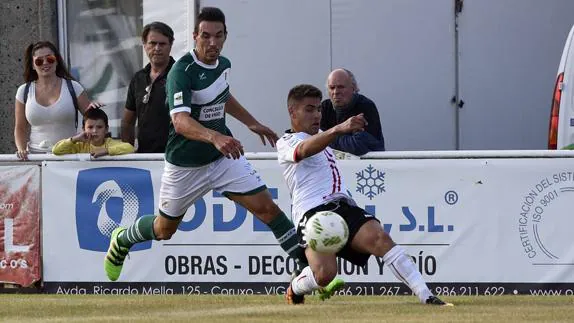 Ángel Bastos pugna por un balón ante el Coruxo.