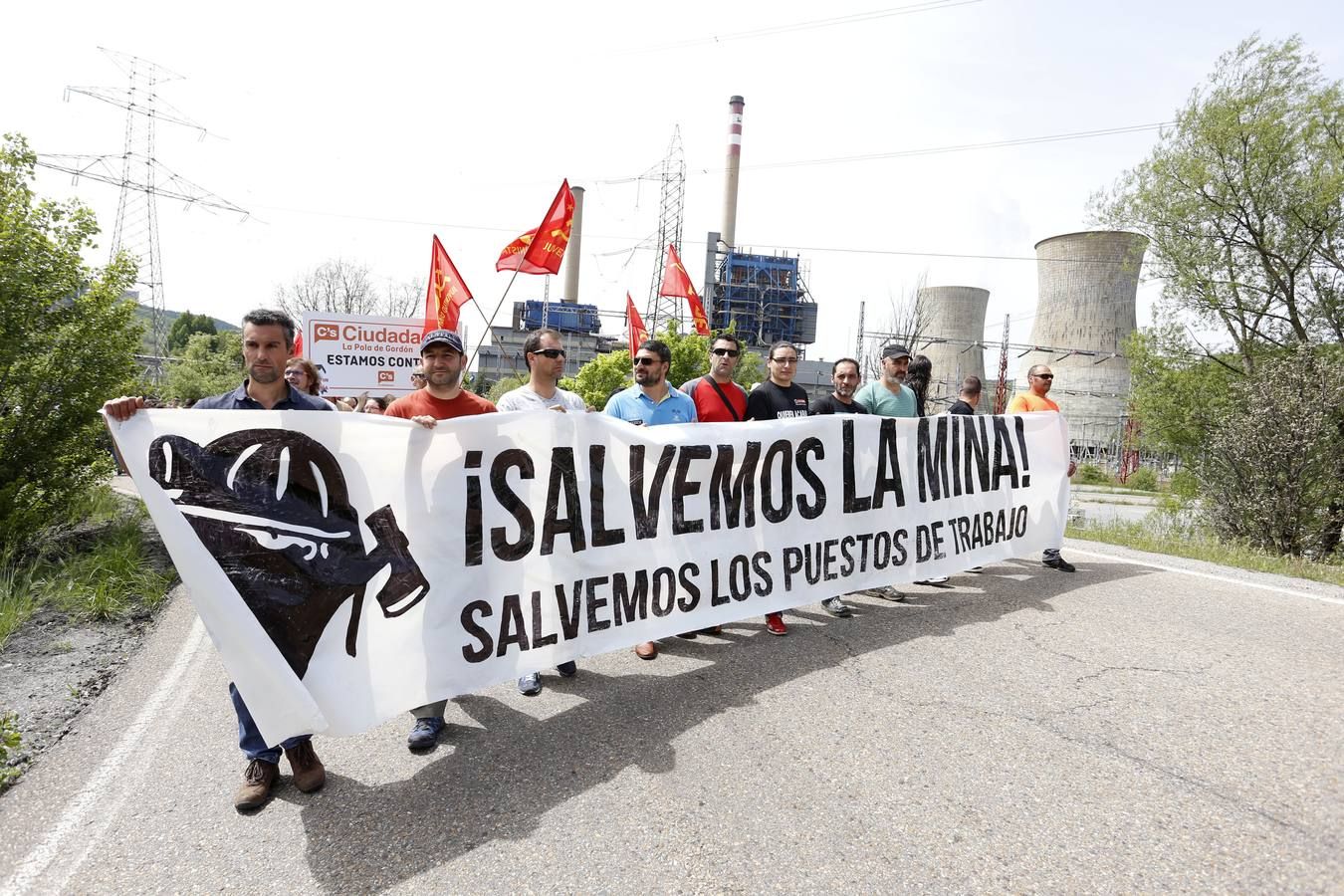 Trabajadores de la Hullera ante la térmica de La Robla.