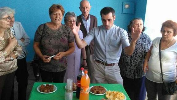 Rubén Gallego, en su bienvenida con los vecinos de Gallegos.