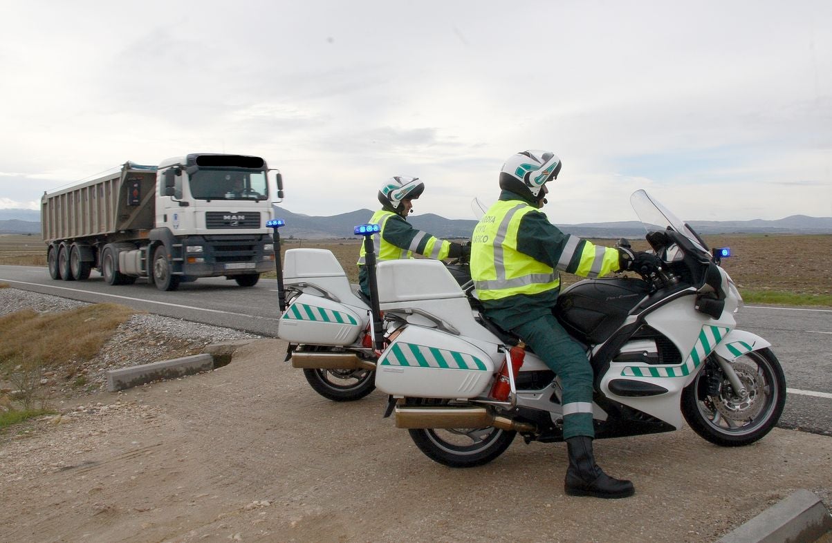 Guardia Civil de Tráfico al paso de un camión.