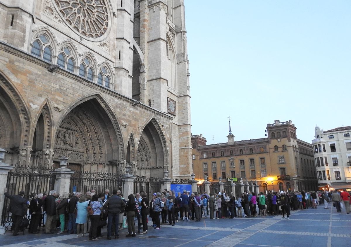 Cerca de 200 metros de cola, que ha llegado a la Calle Ancha, para presenciar el Festival de Órgano.