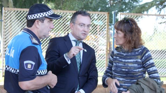 Fernando Salguero durante su visita al parque infantil de seguridad vial.