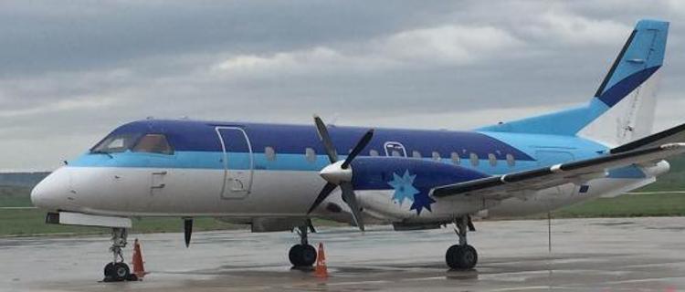 Un avión de León Air, en la pista del aeropuerto de Burgos