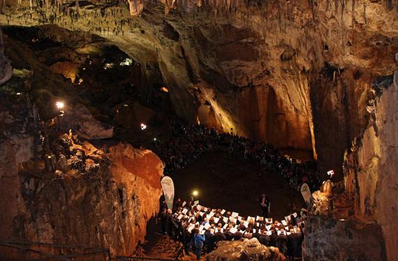 Concierto de corales leonesas en la cueva de Valporquero. 